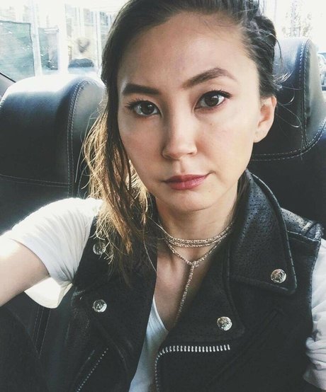 Kimiko Glenn free pornstar pictures