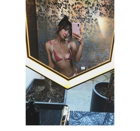 Kimiko Glenn model top picture