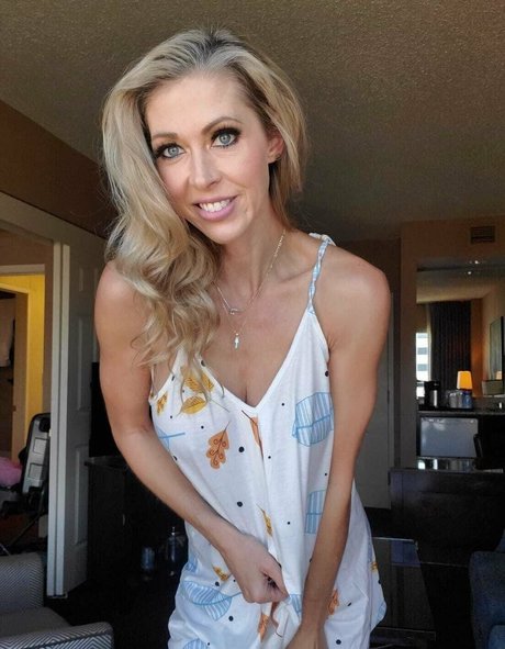 hollyhotwifevip star art image