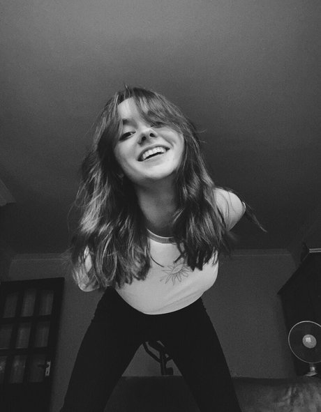 Laura Anne hot actress pic