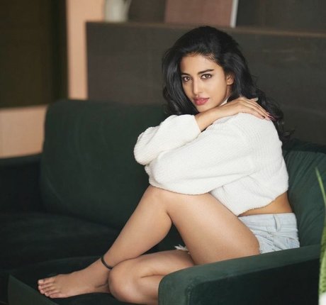 Daksha Nagarkar sexy actress archive