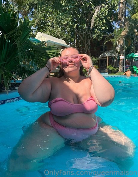 queenmaison pretty model picture