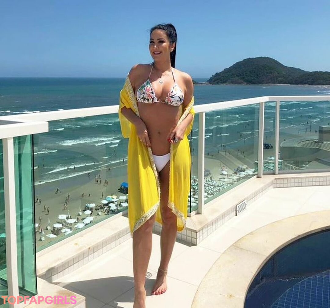 Helen Ganzarolli star exclusive image