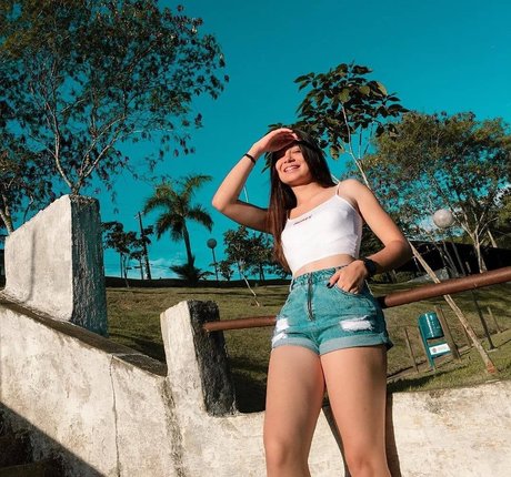 Karol Oliveira star naked photo