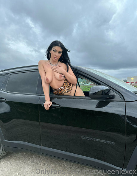 MissQueenieXOX hd model img