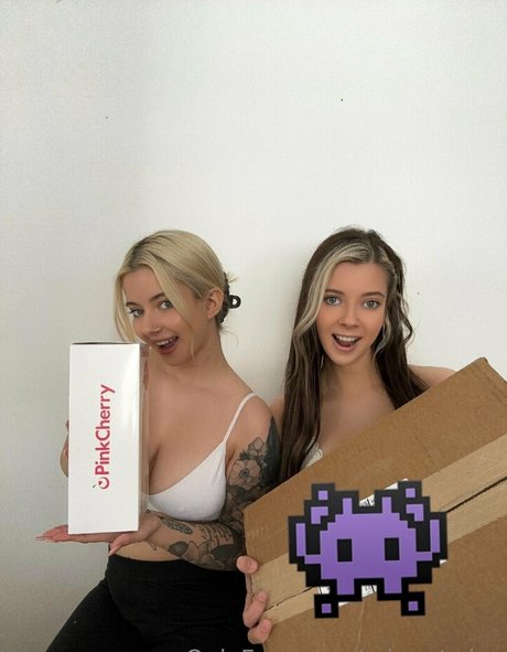 MinneTwins nude model pics