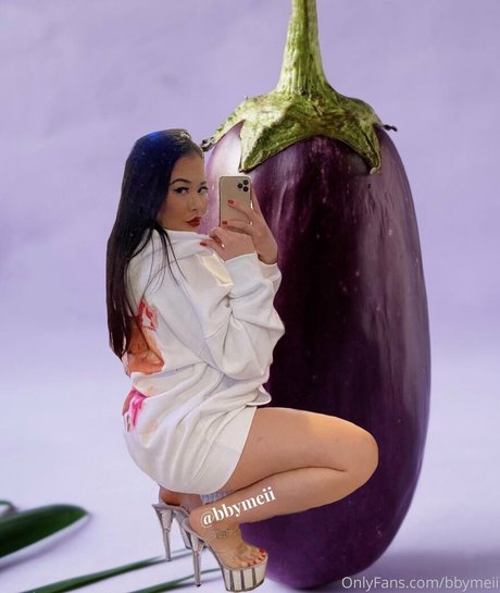 busty teen onlyfans nude picture