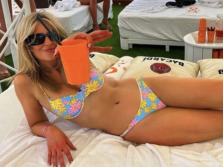 Va Sntina pretty model gallery