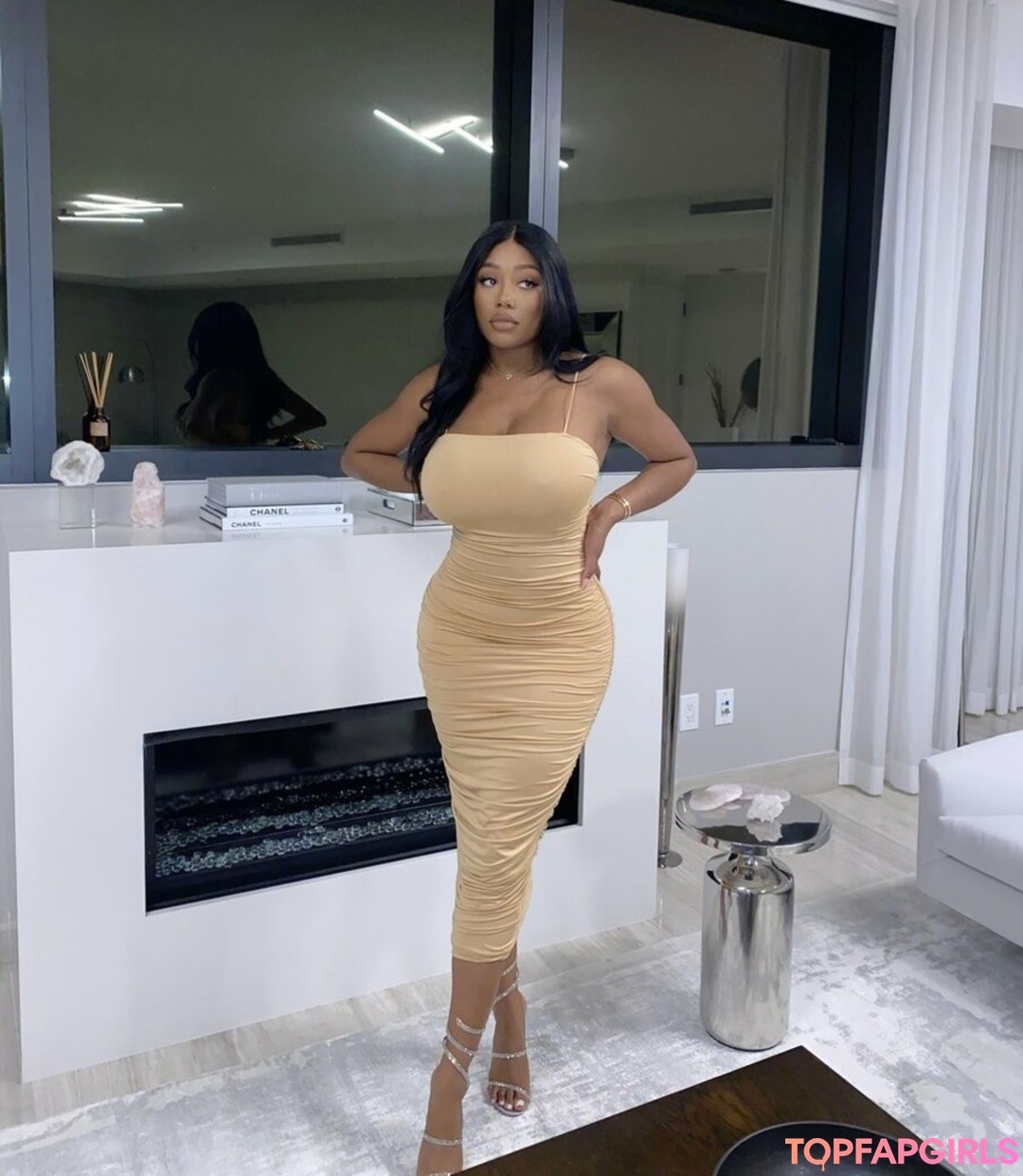 Vivi Panamera beautiful model pic
