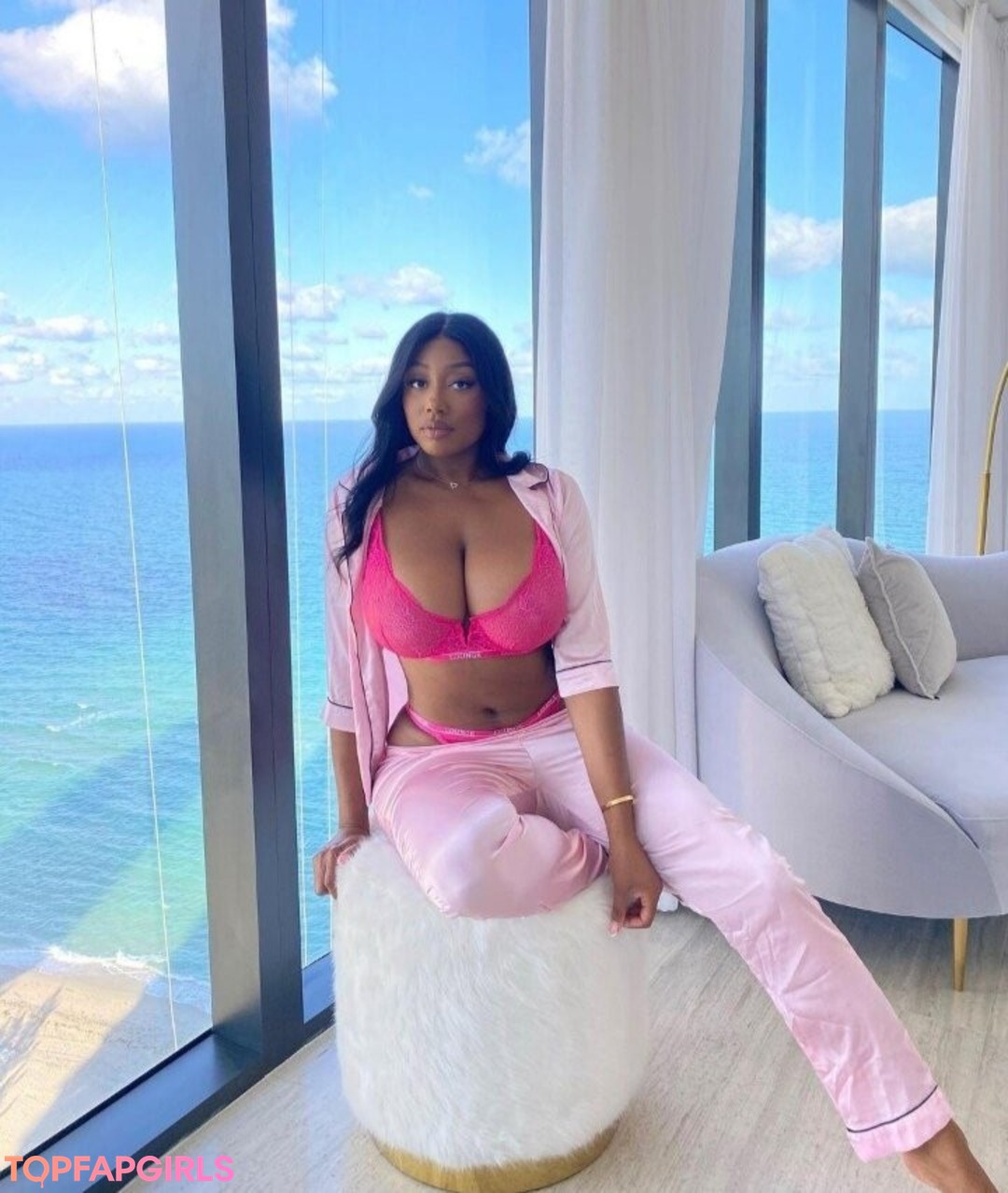 Vivi Panamera sexy model photos