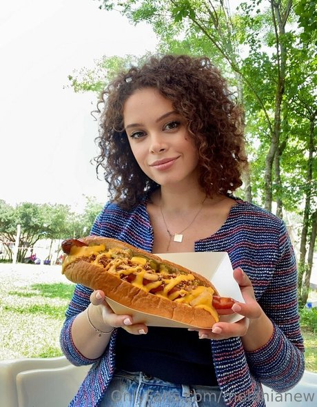 melanianew top profile image