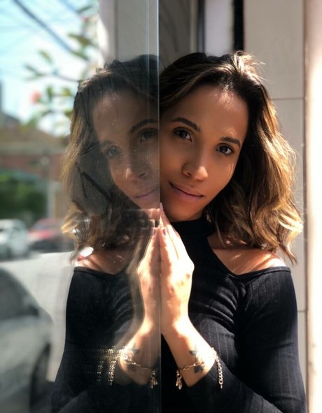 Cassia Fernandez model hot archive