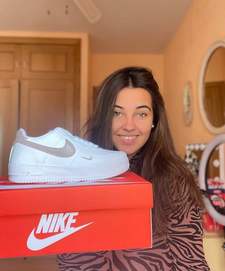 Anneris18 pretty model pic