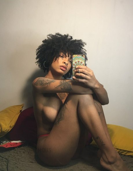 Molive erotic model picture