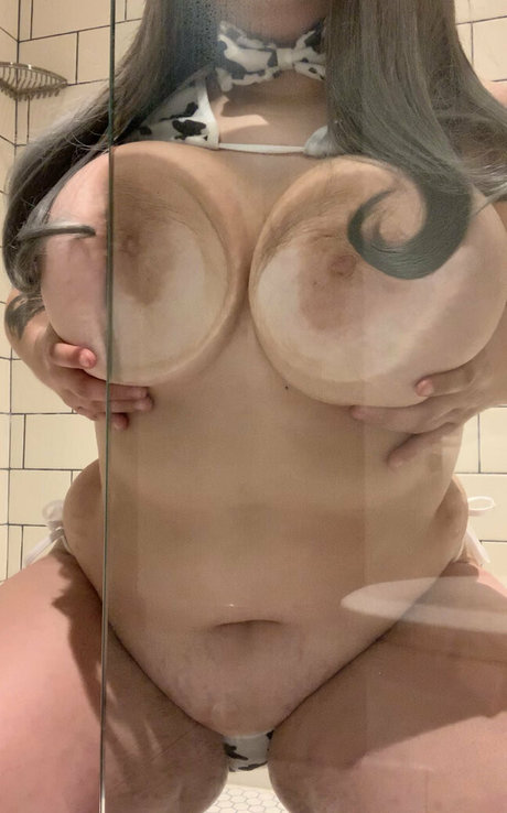 moyumie pretty model photo