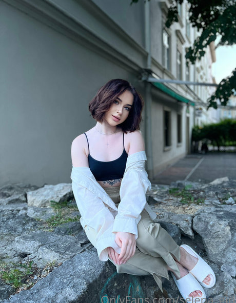 selena girl model pornographic picture