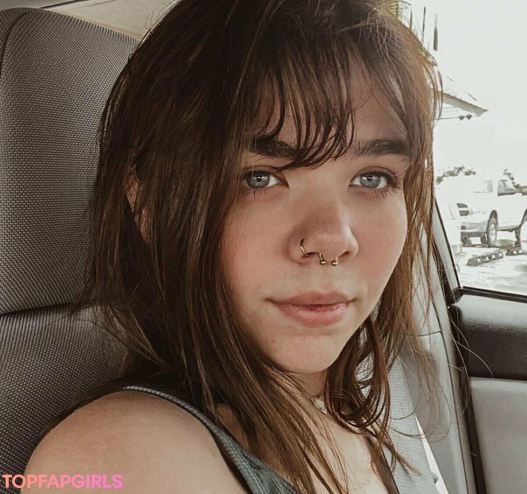 nikkiinatural model nudes pic