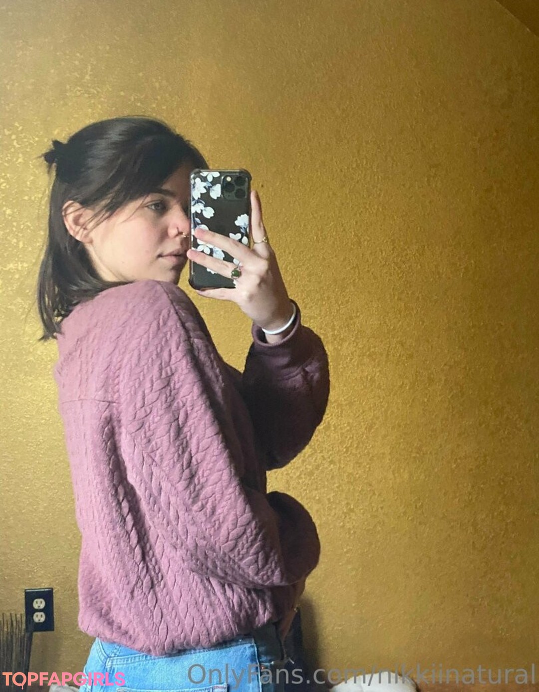 nikkiinatural sex model picture