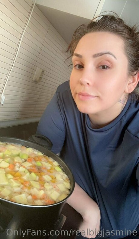 realbigjasmine pretty model pic