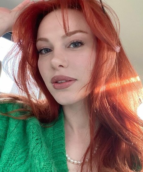 Aysennyuksel model pretty picture