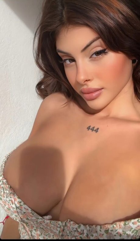 Paula Benitez model pretty photo