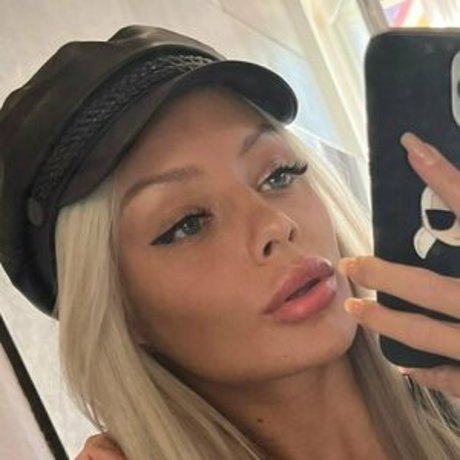 curvy lesbian onlyfans pornographic photo