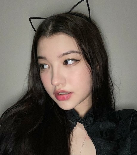 Clarettee model hot pictures