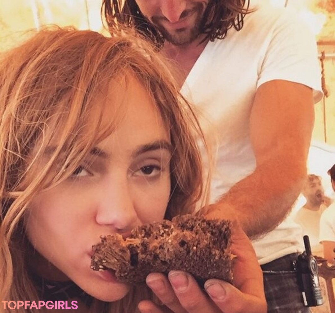 Suki Waterhouse art model picture