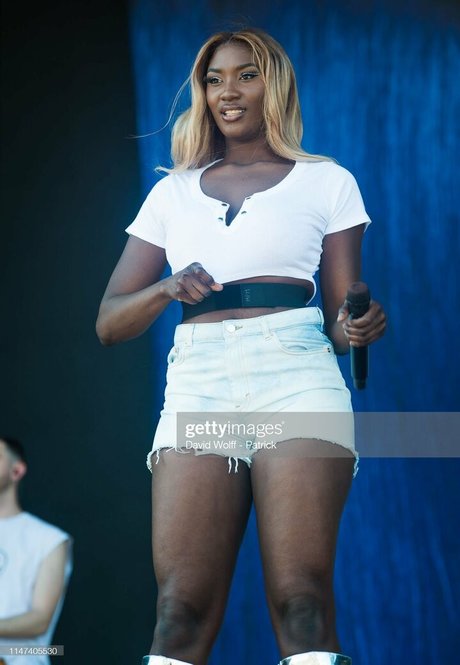 Aya Nakamura naked star img