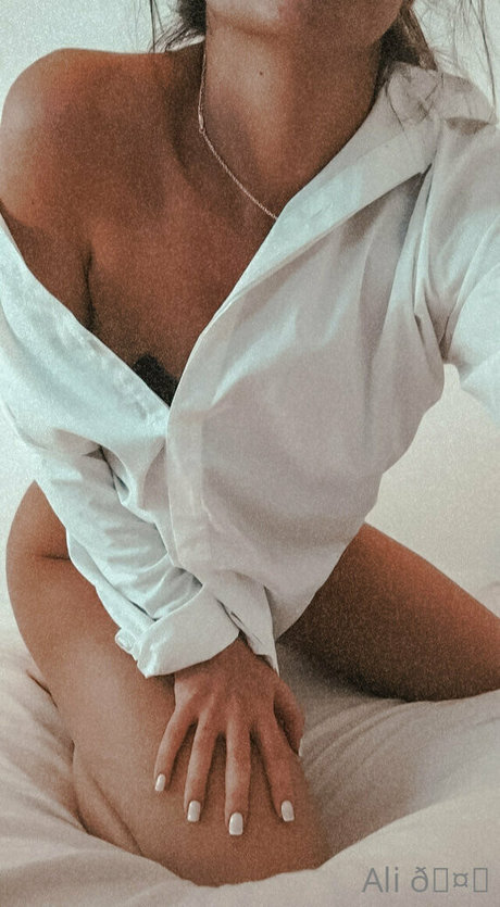 emilyali pornographic model images