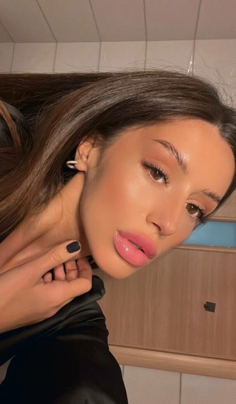 Adalline model perfect pics