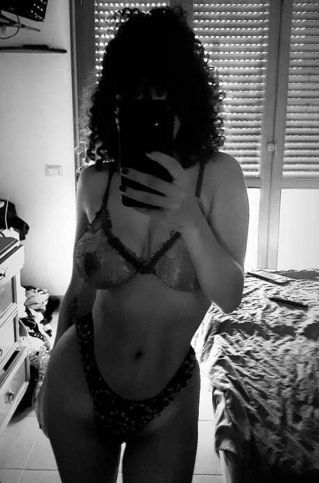 bisou cs sexy actress pics