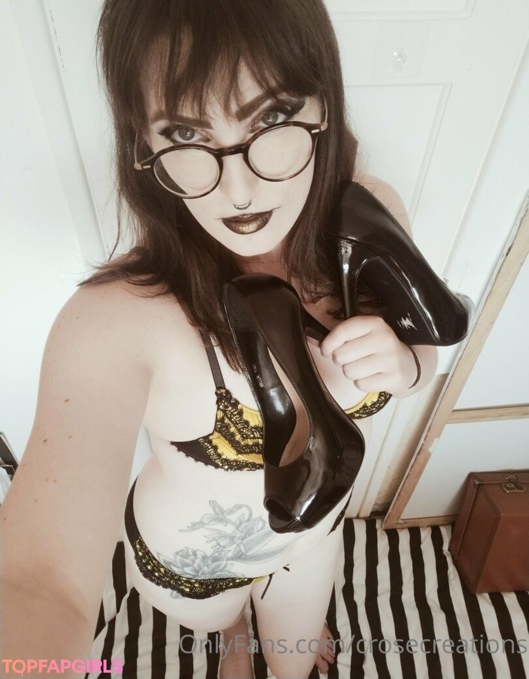 crosecreations model pornographic pic