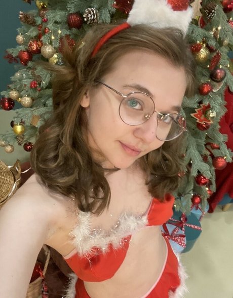 Tiny Valerie naked pornstar archive