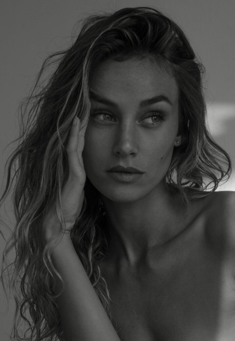 Miacbell naked actress photo