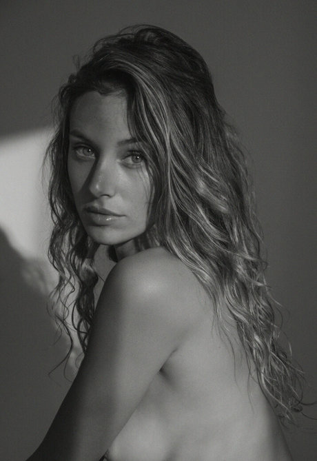 Miacbell star porn photo