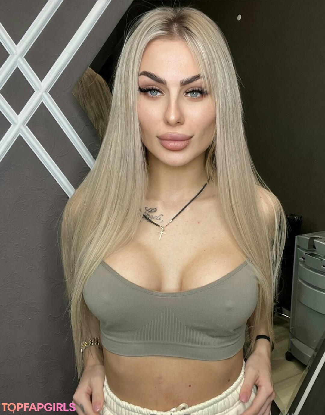 emilyon naked model pic