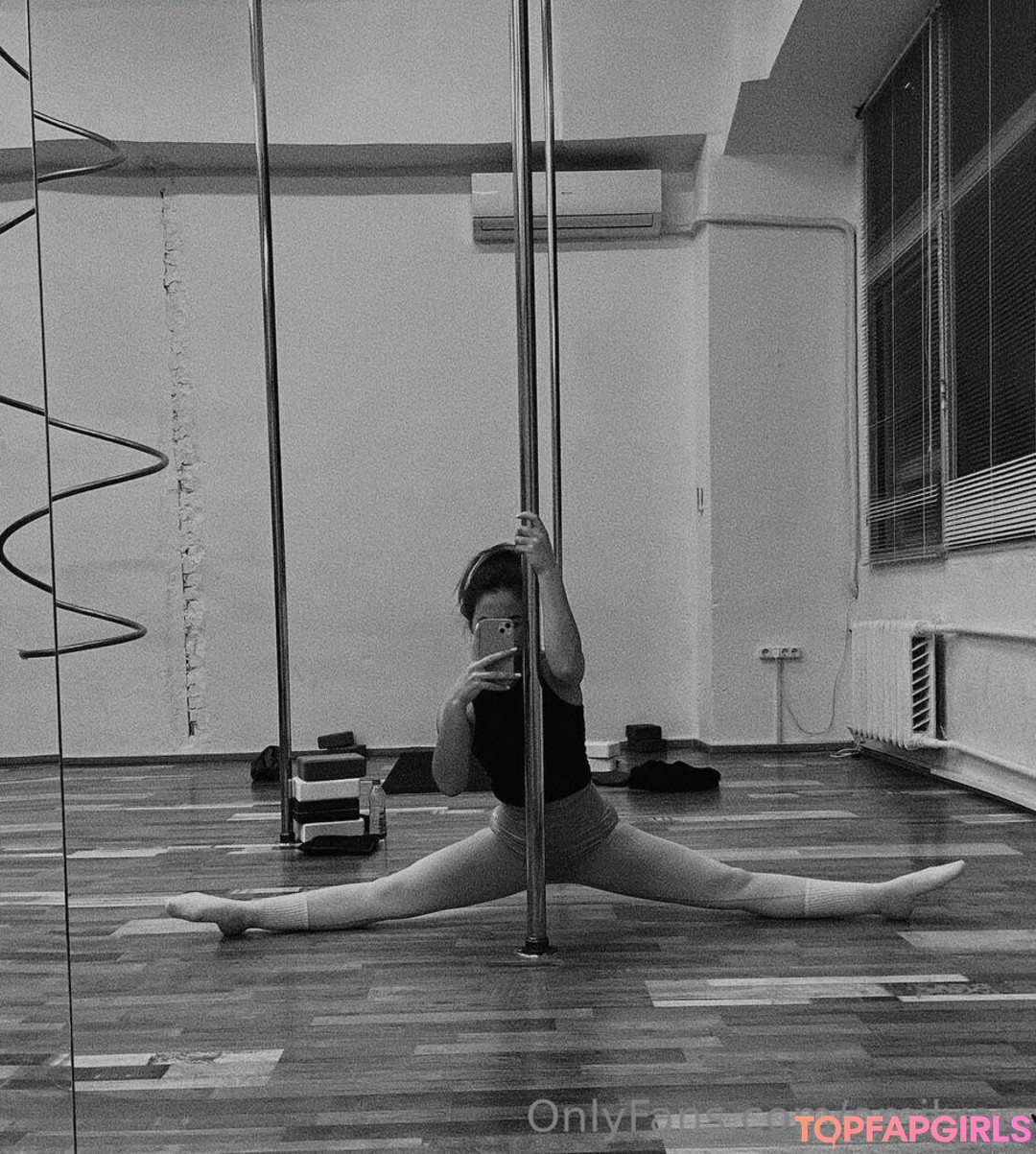 emilyon exclusive star pic