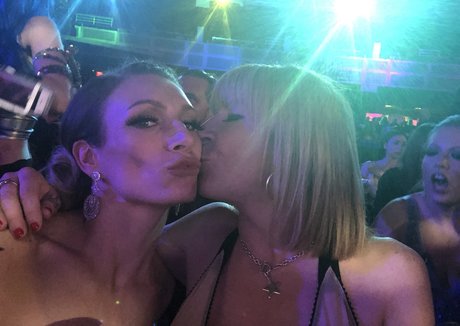 ava austen hot star image