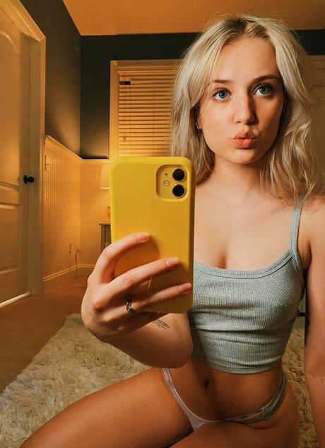 Scarlettnior adult actress gallery