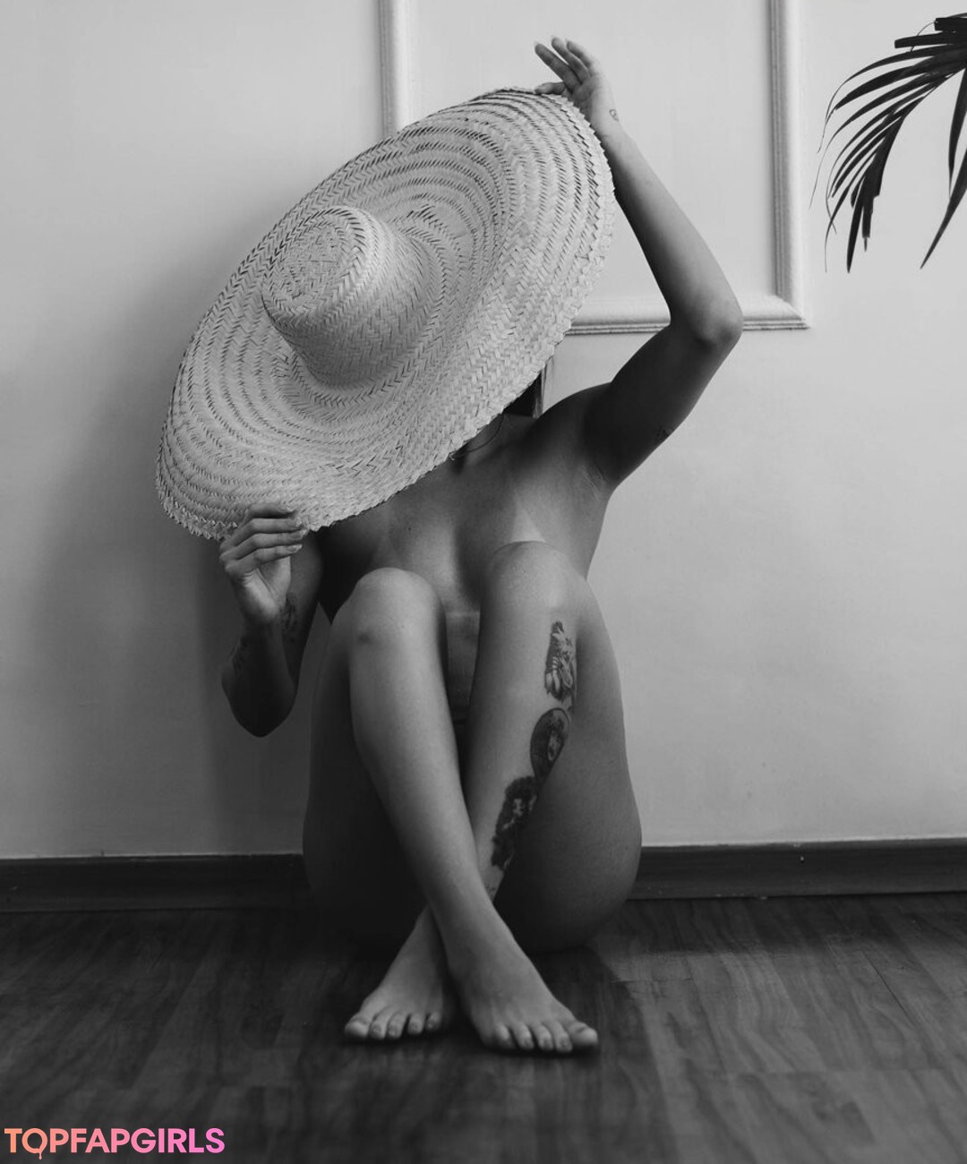 Mandinha nude model picture