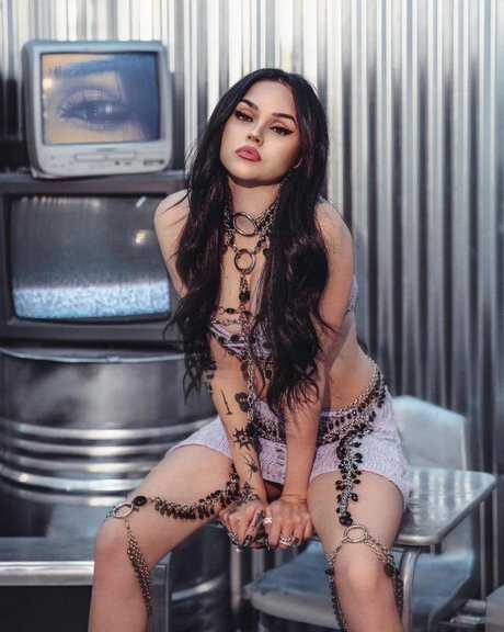 Maggie Lindemann erotic star pictures