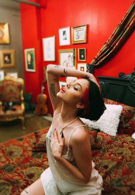 Maggie Lindemann exclusive model image