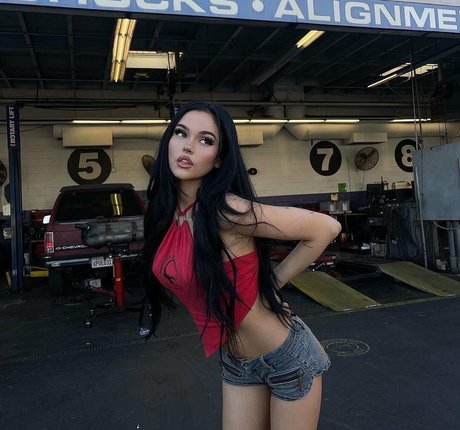 Maggie Lindemann nice actress img