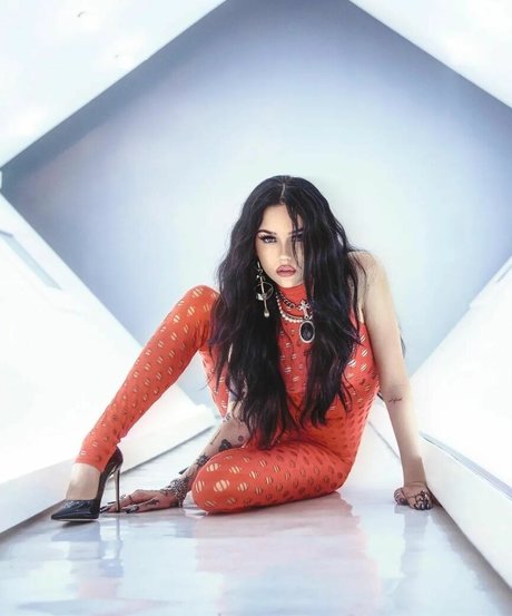 Maggie Lindemann star art photos