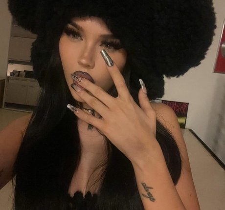 Maggie Lindemann star sexy pic