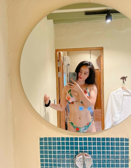 Hot Emma model nude pictures