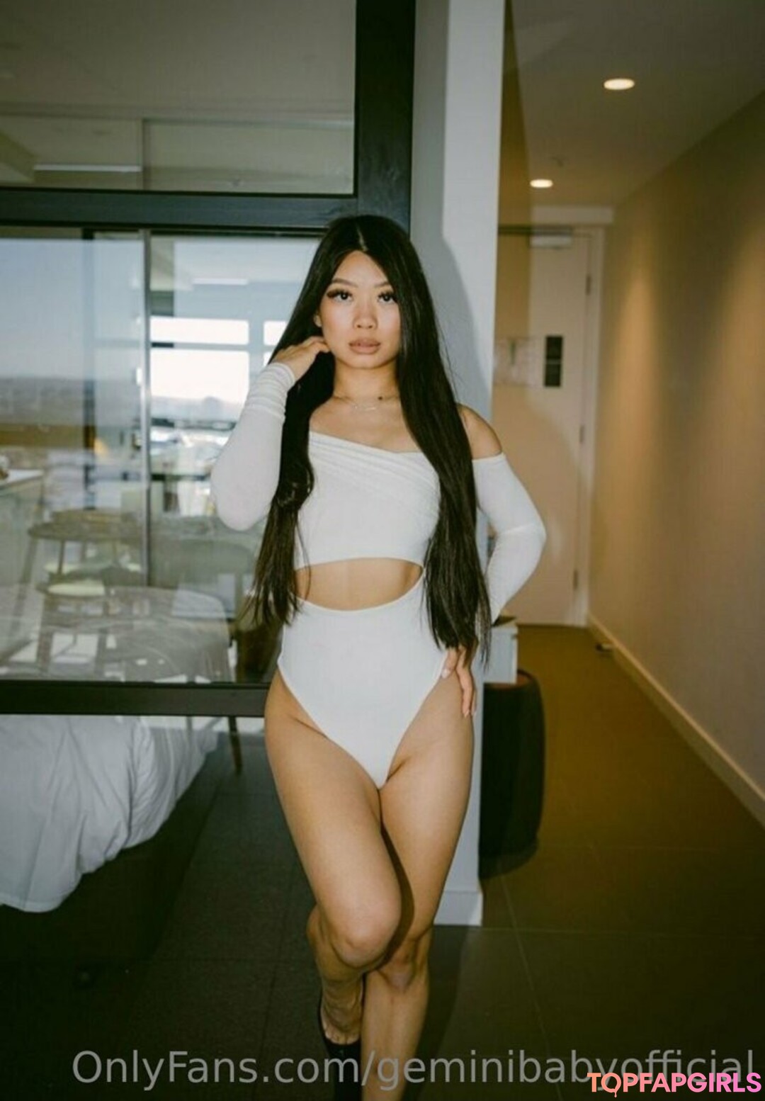 brunette wife onlyfans top pictures