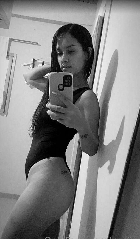 yesiiv model nude pic