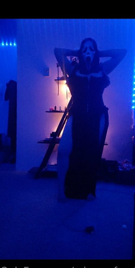 crimsonfuryfree sexy model picture